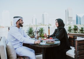 Arabský pár v restauraci