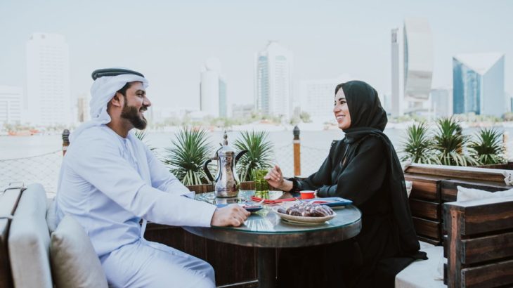 Arabský pár v restauraci