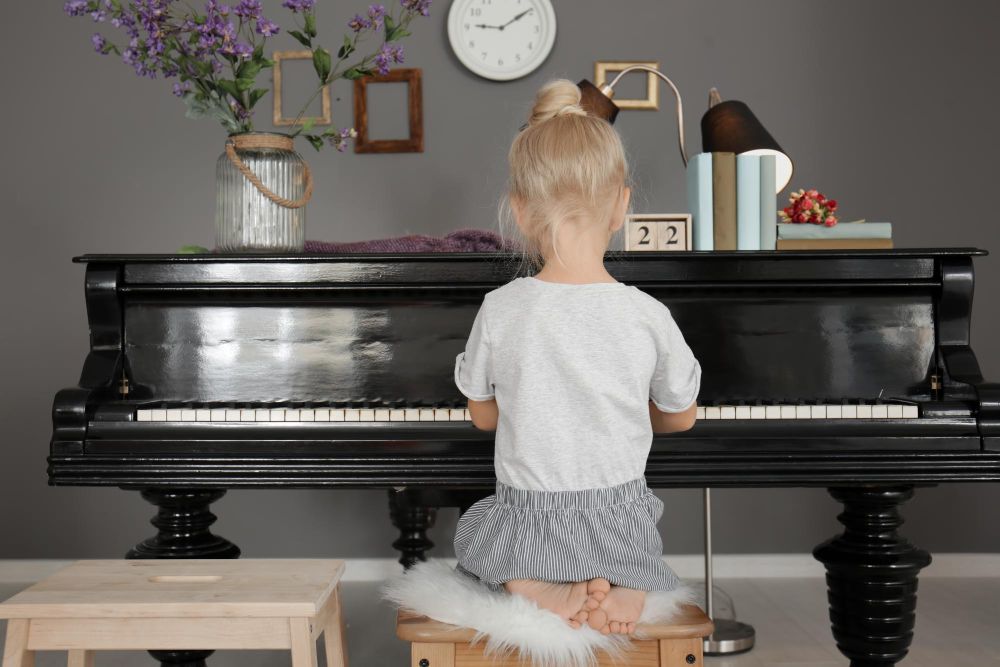 holčička u piana