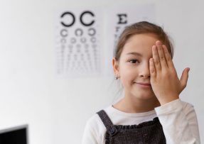 holčička u oftalmologa