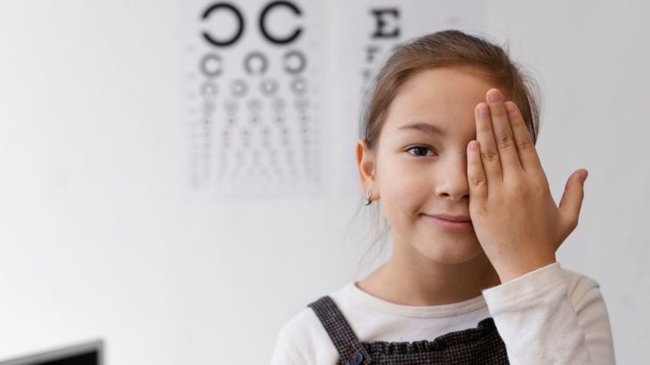 holčička u oftalmologa