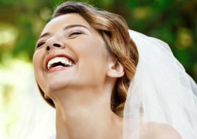 smějící se nevěsta
