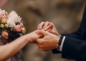 Ženich a nevěsta si dávají prstýnky