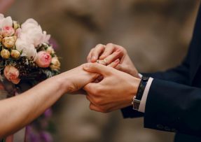 Snoubenci si vyměňují svatební prstýnky