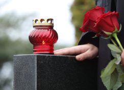 na hrobu zapálená svíčka