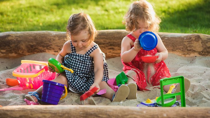 Dve holčičky si hrají na pískovišti