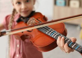 holčička hraje na housle