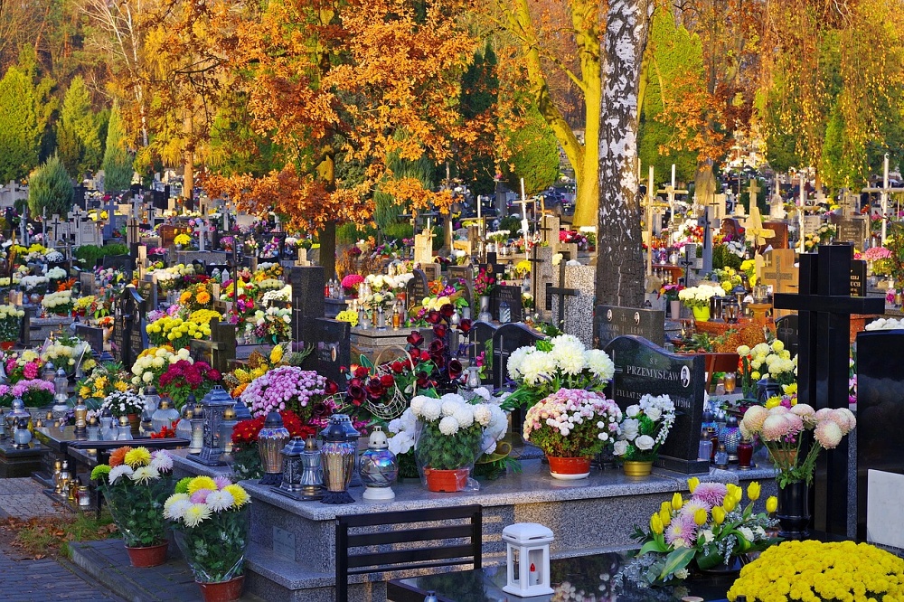Upravené a vyzdobené hroby na hřbitově