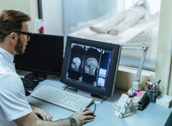 Lékař si prohlíží snímek mozku pacienta