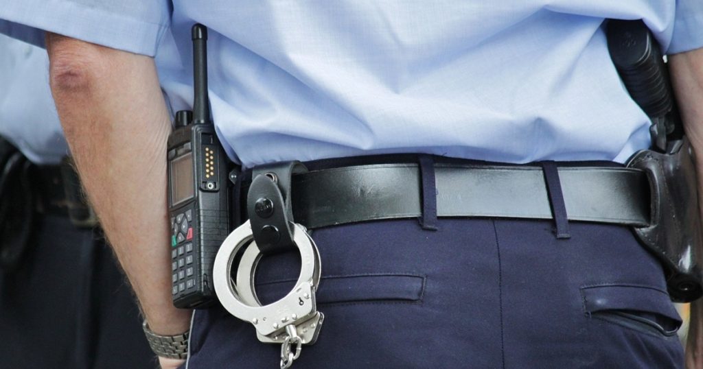 policista s pouty na opasku