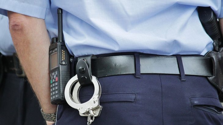 policista s pouty na opasku