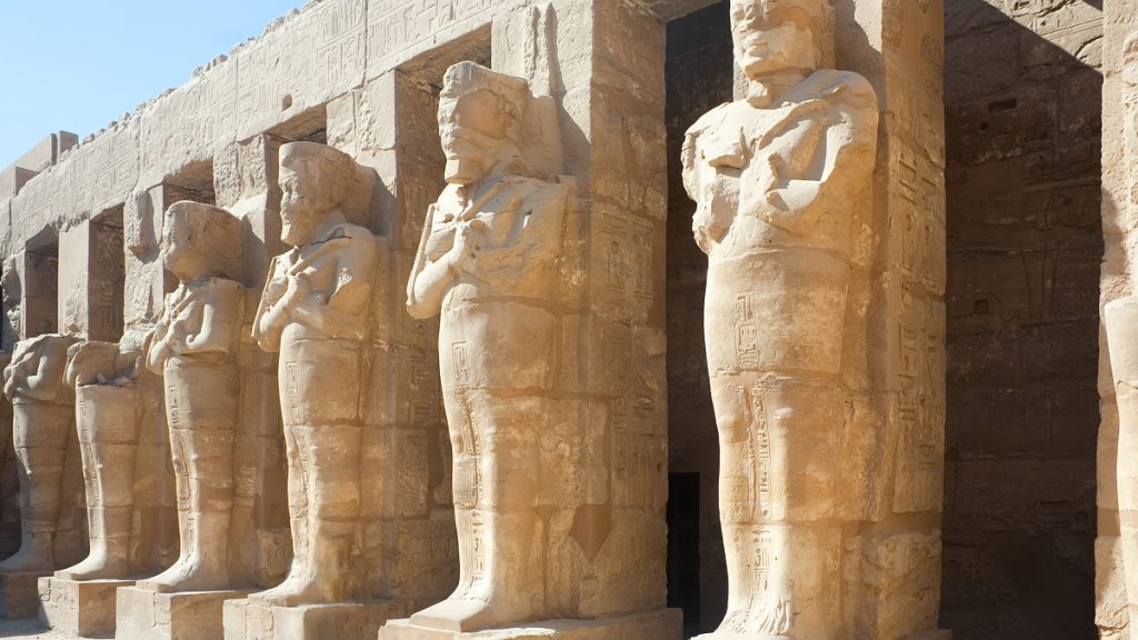 Starověké sochy v chrámu Karnak, Luxor, Egypt