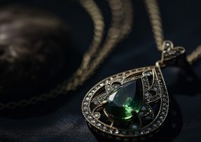 Starožitný náhrdelník se zeleným kamenem