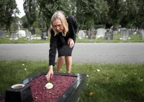 žena na hřbitově