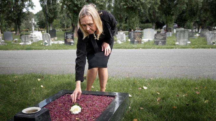 žena na hřbitově