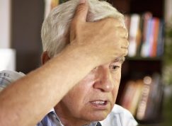 Zmatený vyděšený senior