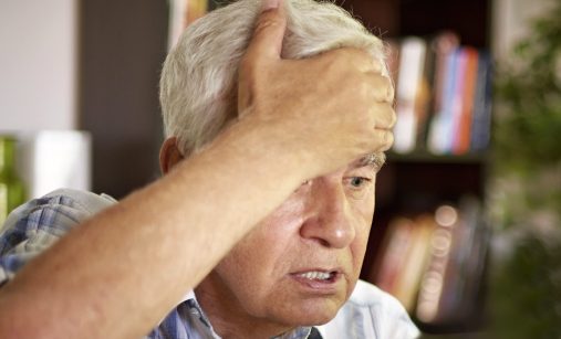 Zmatený vyděšený senior