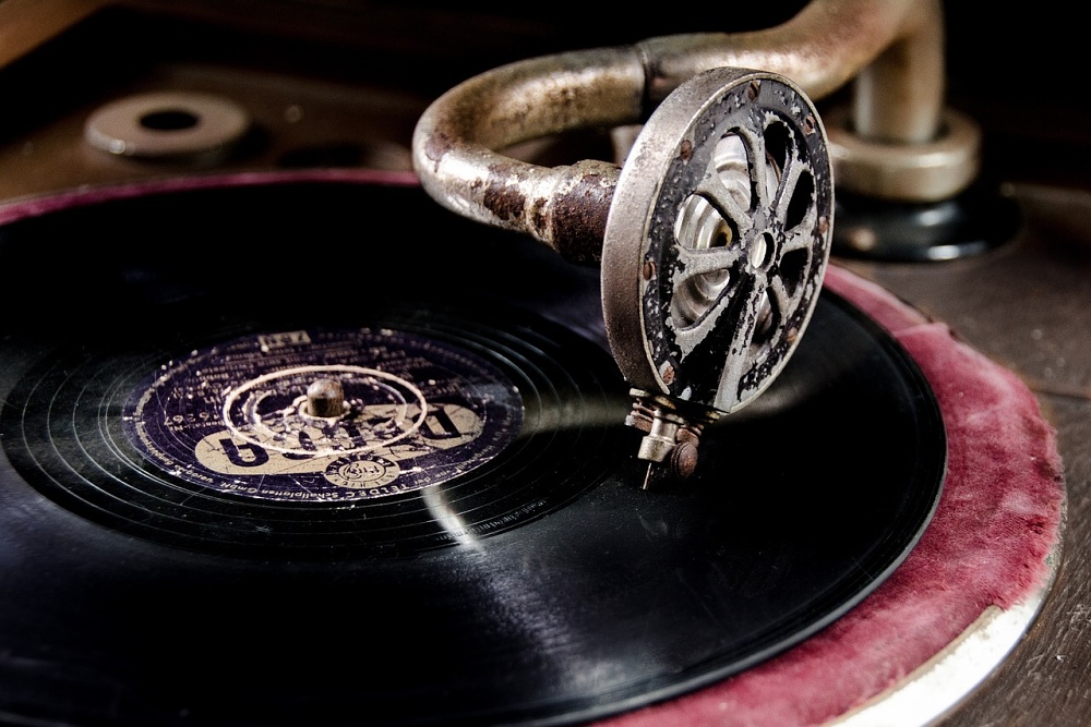 Retro gramofon a stará deska