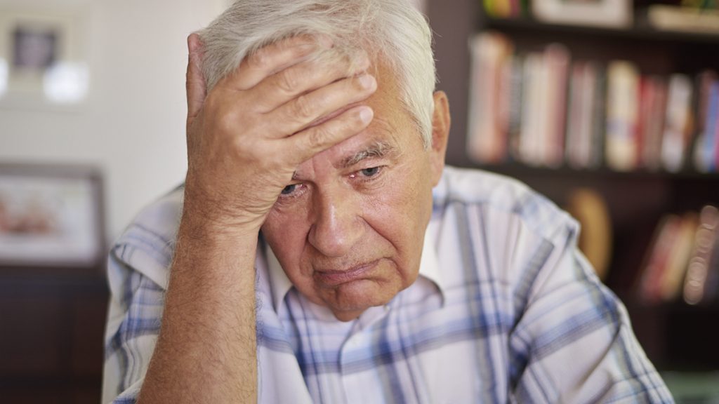 Smutný ustaraný senior