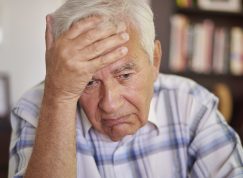 Smutný ustaraný senior