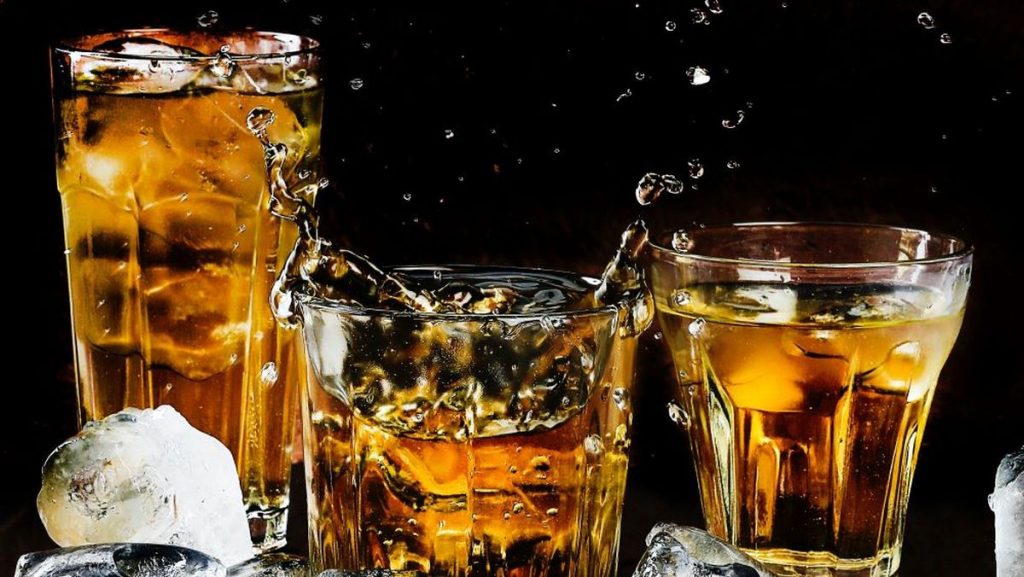 alkohol ve sklenici