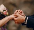 Novomanželé si vyměňují během svatby prstýnky