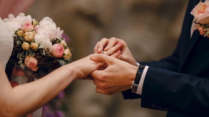 Novomanželé si vyměňují během svatby prstýnky