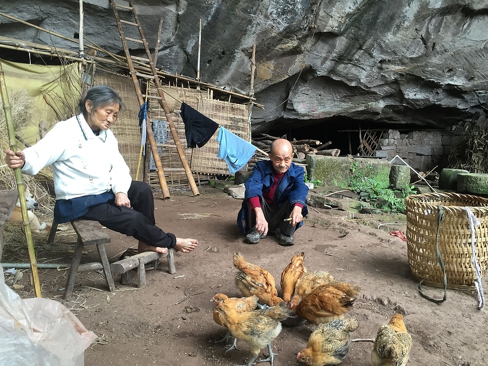 Čínští manželé Liang Zifu a Li Suying žijí v jeskyni a chovají drůbež