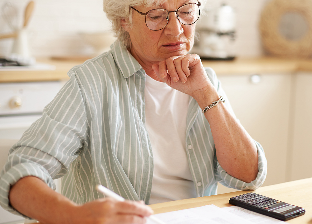 Seniorka řeší finanční rozpočet rodiny