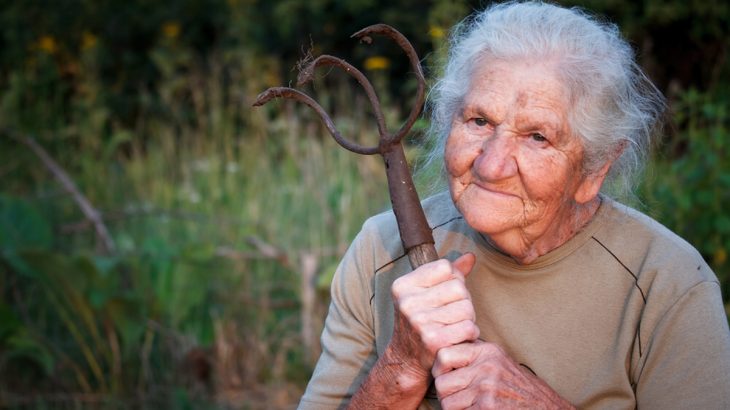 Stará babička pracuje na zahradě