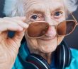Seniorka s brýlemi a sluchátky