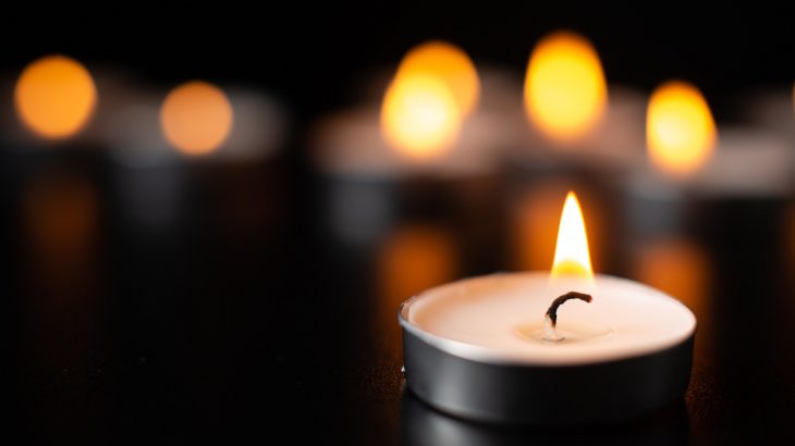 Hořící svíčky ve tmě