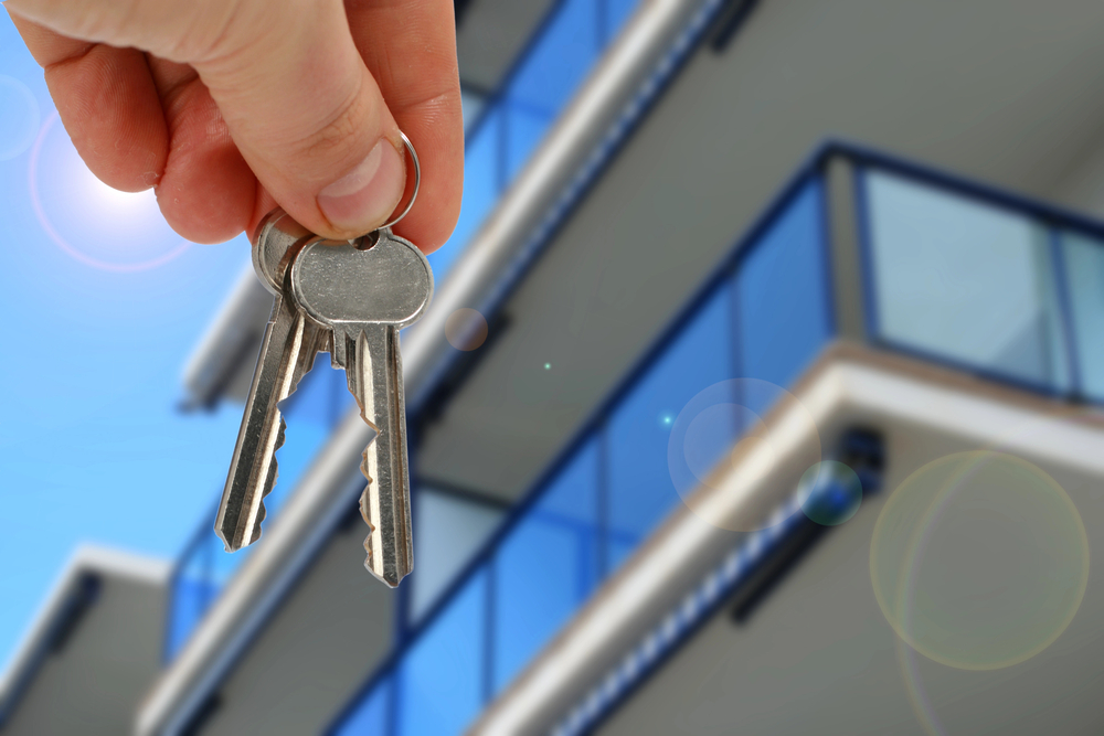 Ruka drží klíče od bytu