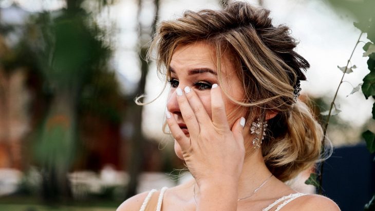 Nevěsta pláče během obřadu