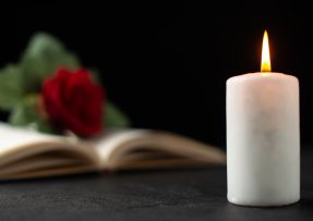 Pohřební svíčka a květina