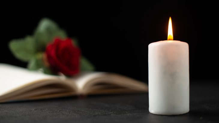 Pohřební svíčka a květina
