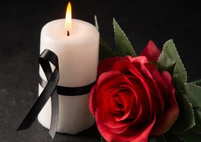 Úmrtí svíčka a květina