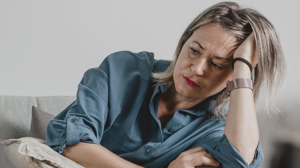 Smutná starší žena přemýšlí