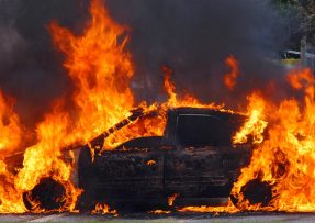 Hořící havarovaný automobil