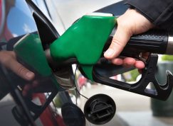 Tankování benzínu u pumpy