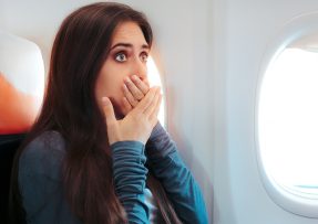 Vyděšená cestující v letadle