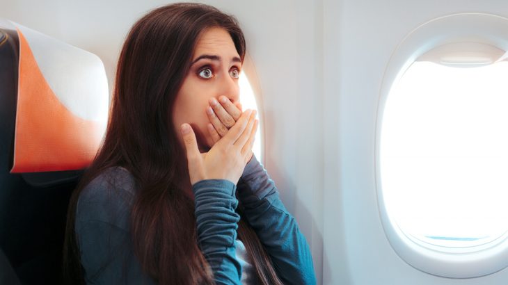 Vyděšená cestující v letadle