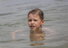 Malý chlapec plave
