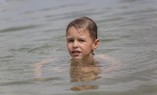 Malý chlapec plave