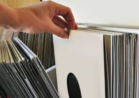 Ruka probírá sbírku gramofonových desek