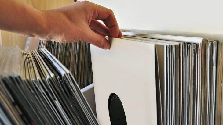Ruka probírá sbírku gramofonových desek