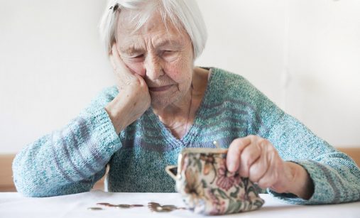 Seniorka má starosti s penězi