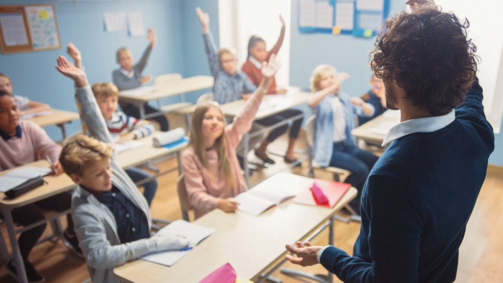 Učitel a žáci, kteří se hlásí