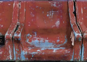 Staré červené plastocé sedačky