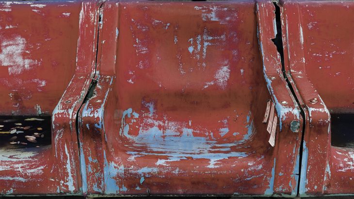 Staré červené plastocé sedačky